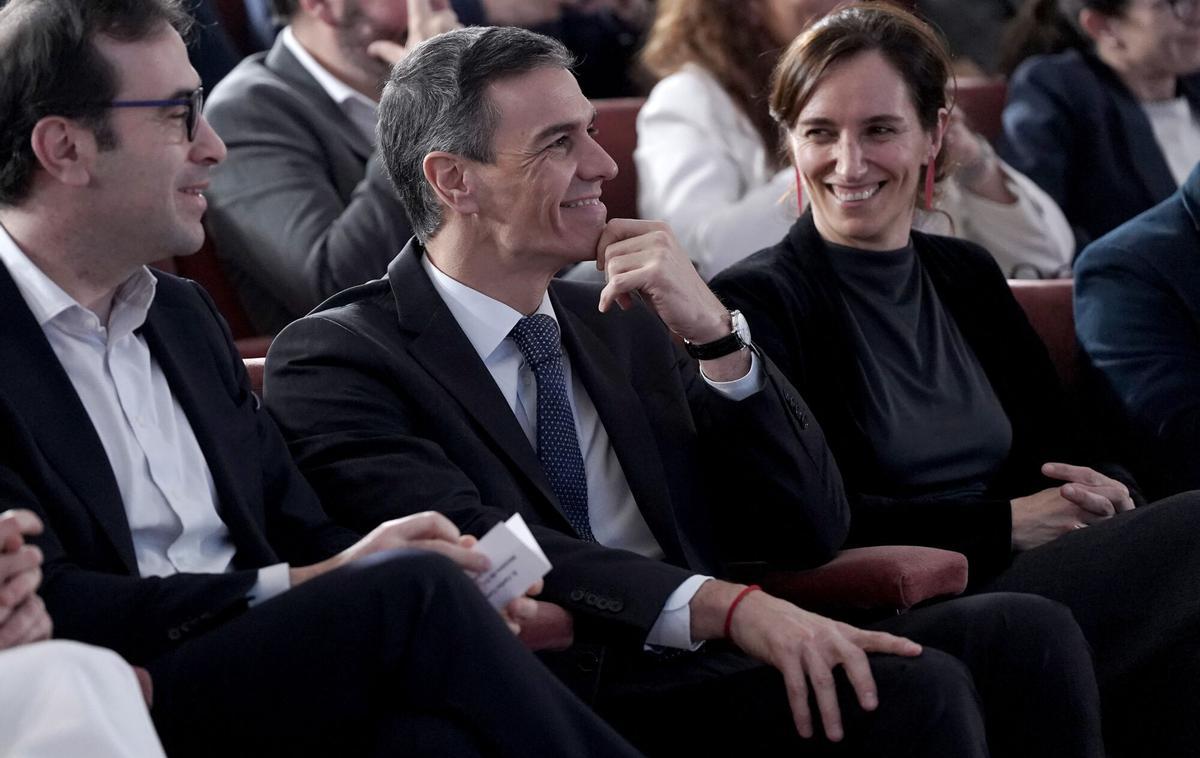 El presidente del Gobierno, Pedro Sánchez, junto al ministro de Economía, Carlos Cuerpo, y la ministra de Sanidad, Mónica García, el pasado viernes en un acto sobre desigualdad.
