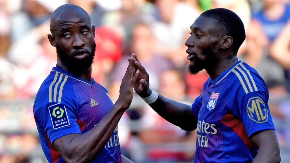 Moussa Dembélé y Toko Ekambi celebran el gol contra el Brest
