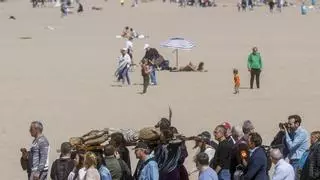 El buen tiempo llena las playas y acompaña a las procesiones de Semana Santa