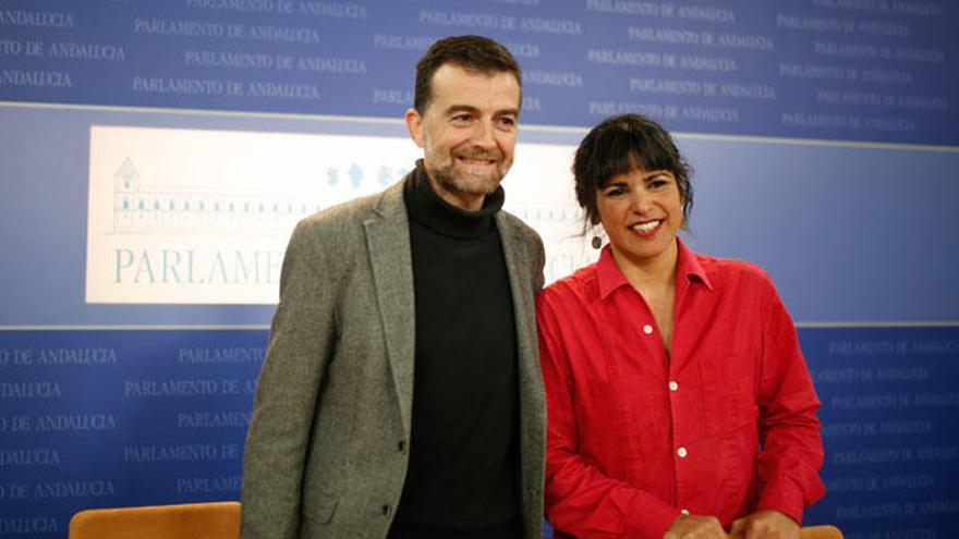 Antonio Maíllo y Teresa Rodríguez, en rueda de prensa.