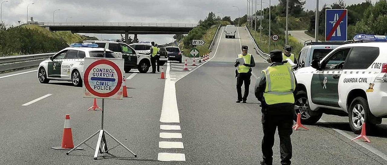 Imagen de un control de la Guardia Civil de Tráfico durante el estado de alarma.