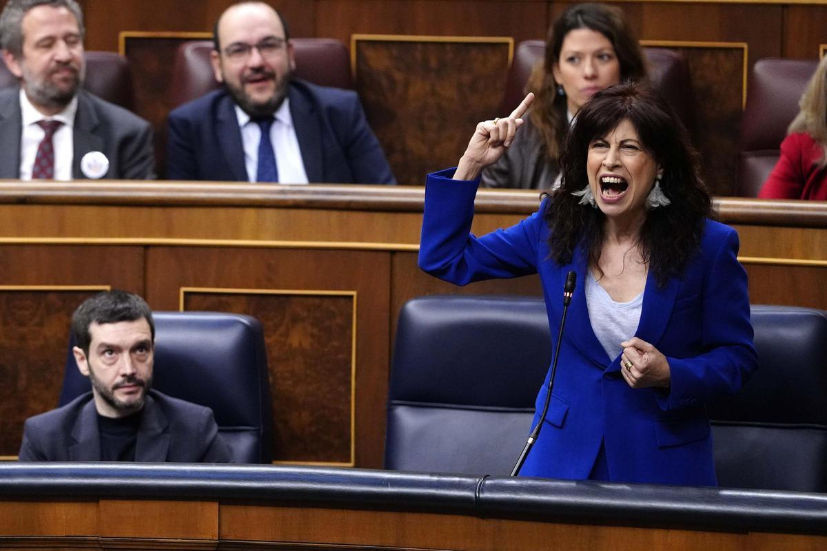 La ministra de Igualdad, Ana Redondo, durante una sesión de control al Gobierno en el Congreso.