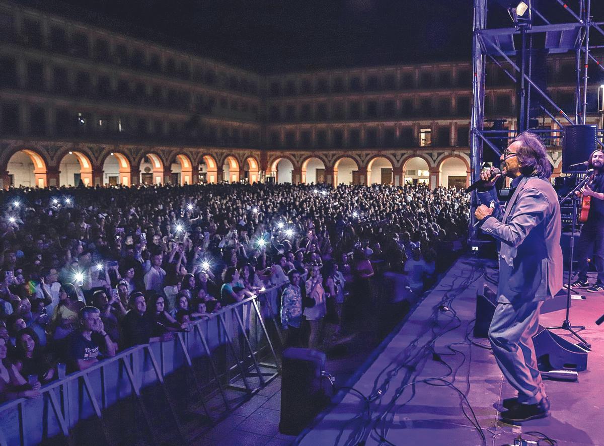 Antonio Carmona, en la plaza de La Corredera, durante una actuación intedrada de la Noche Blanca del Flamenco en Córdoba.