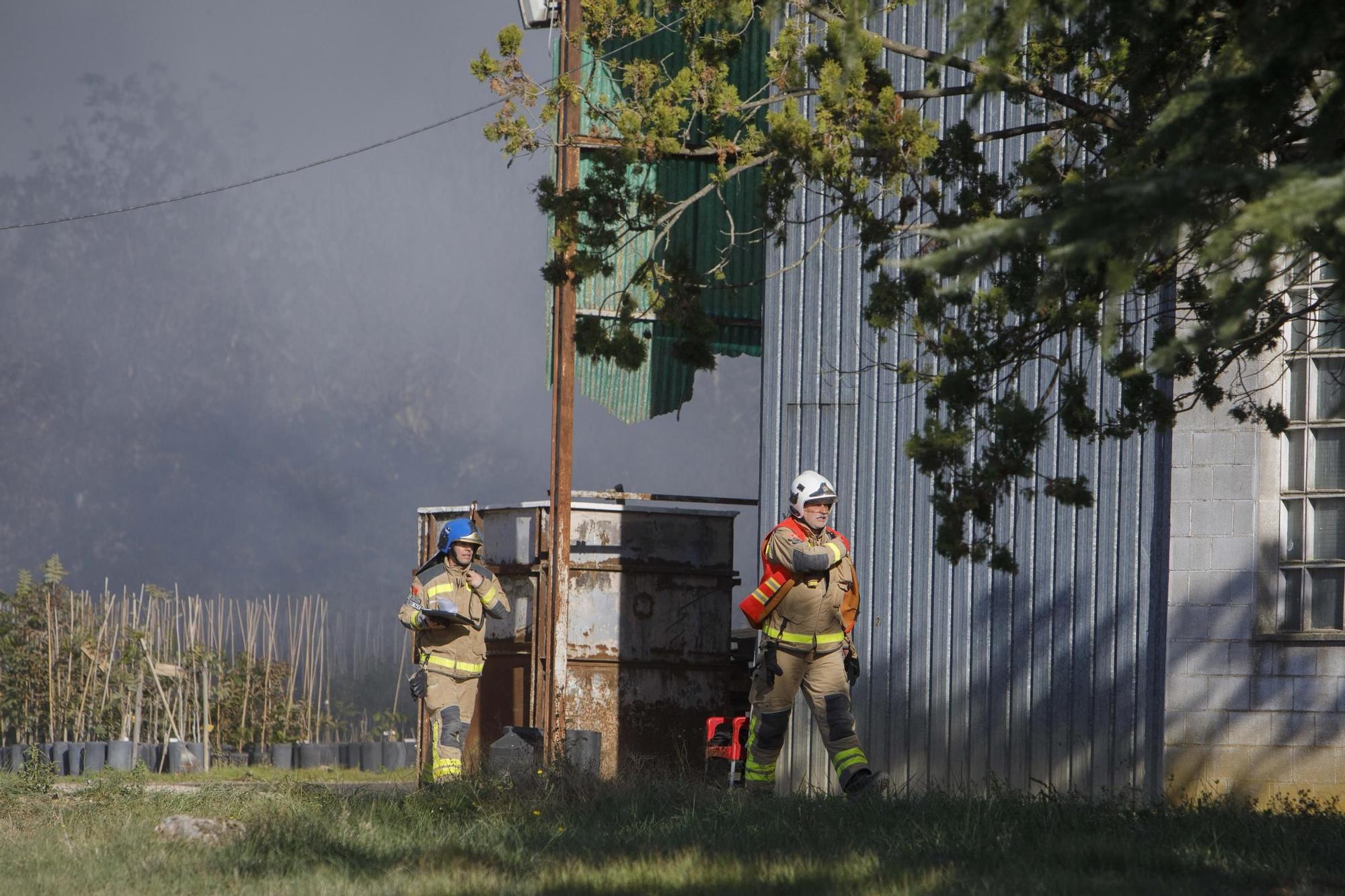 Aparatós incendi en una nau industrial a Vilobí