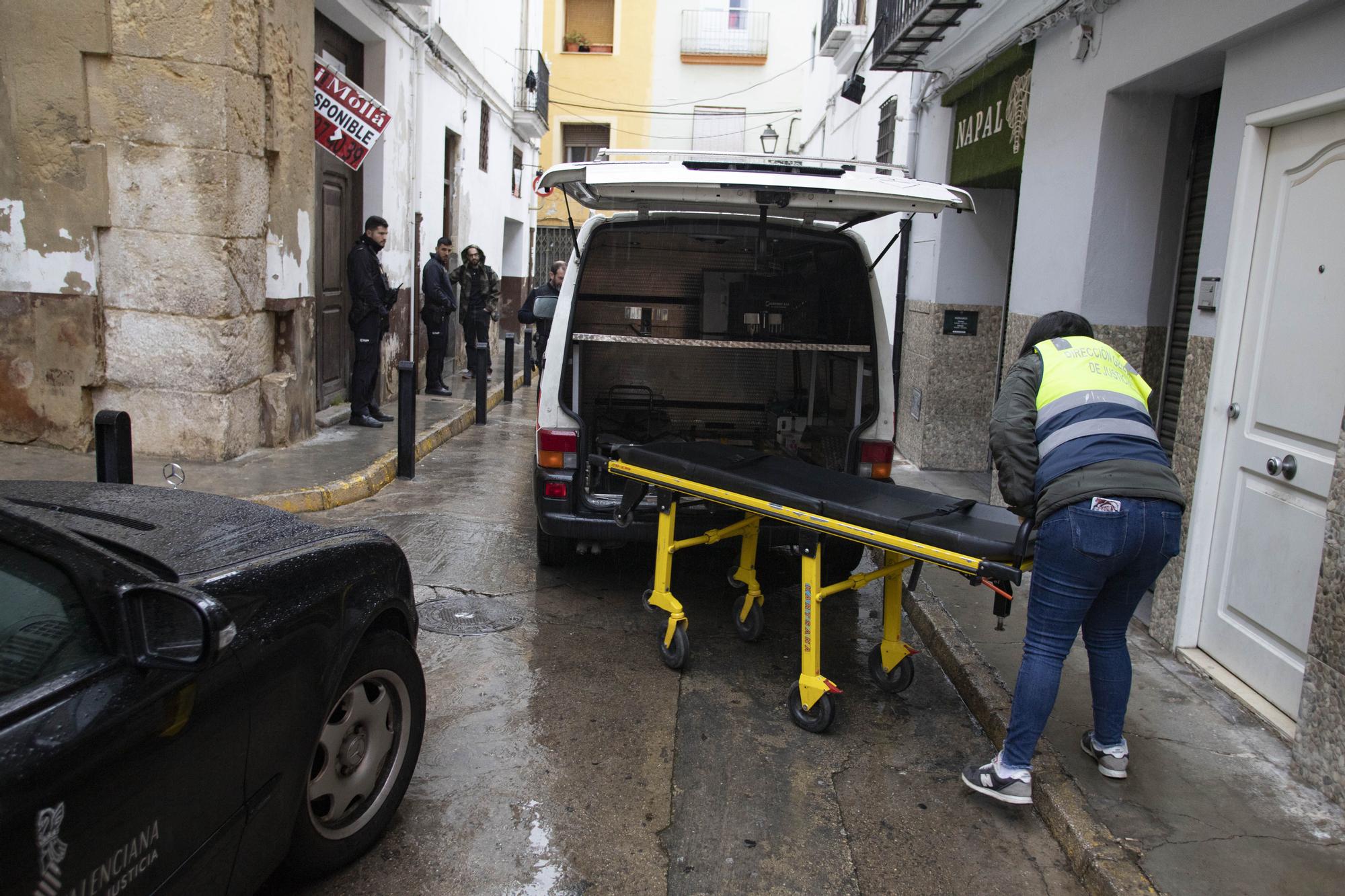 Hallan a un hombre muerto en su piso de Xátiva