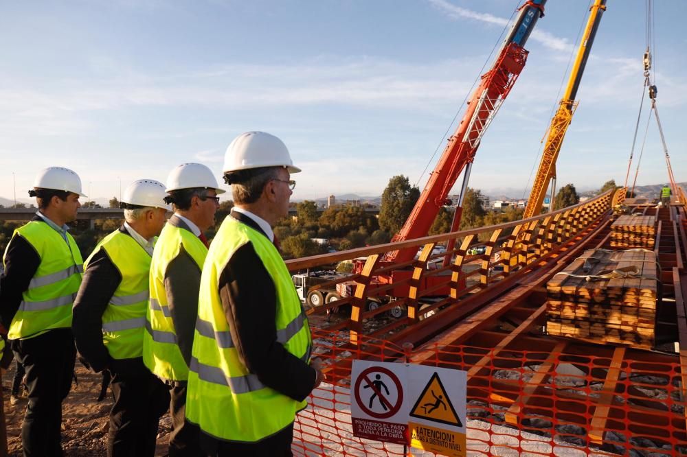 Comienzan a instalar la nueva pasarela de madera del Guadalhorce