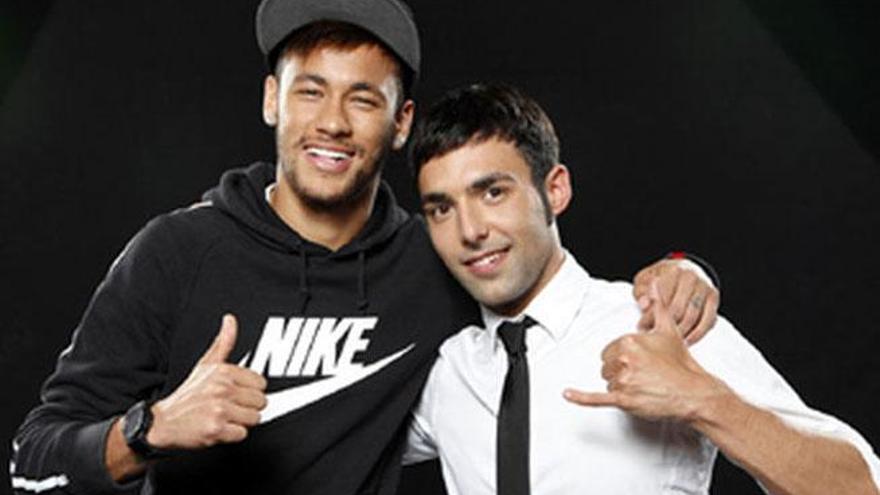 Neymar posa con El mago Pop.