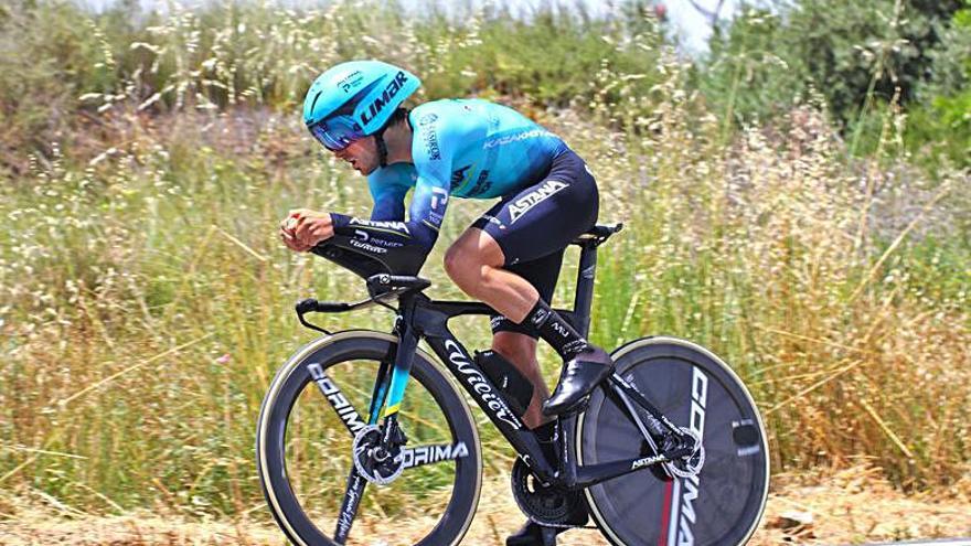 El vencedor de la prueba, Ion Izagirre, sobre su bicicleta. | RFEC