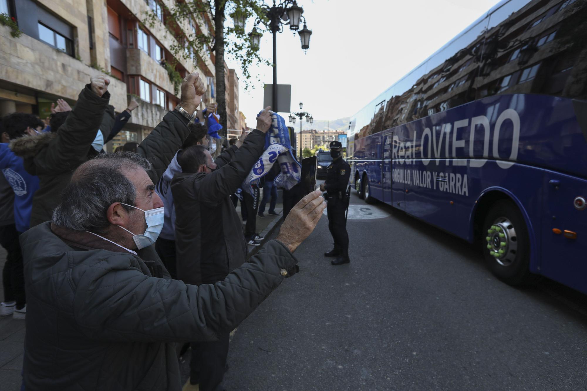 Así fue la salida de los jugadores del Real Oviedo hacia Gijón