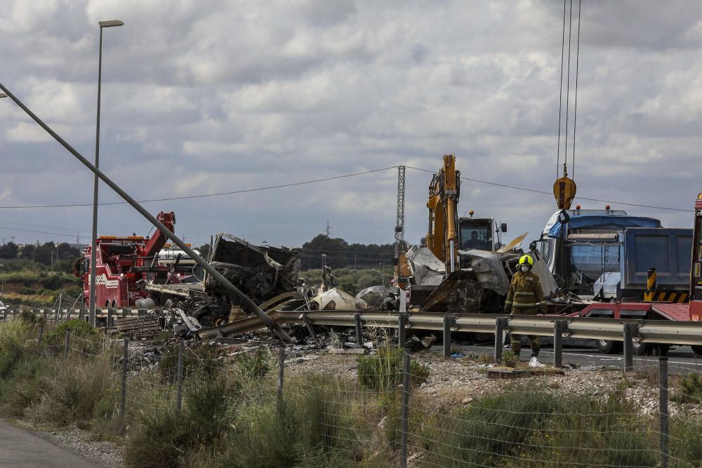 El accidente de la A-7 ha causado tres fallecidos y ha obligado a desviar el tráfico.