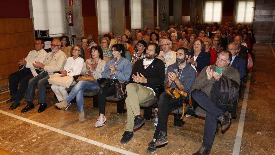 Público asistente á mesa redonda sobre Carlos Casares no Club FARO. // Ricardo Grobas