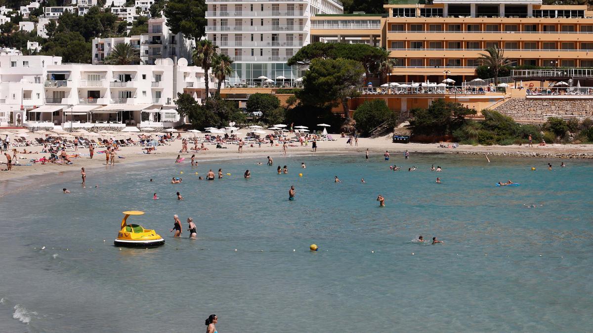 Cala Llonga sale del letargo