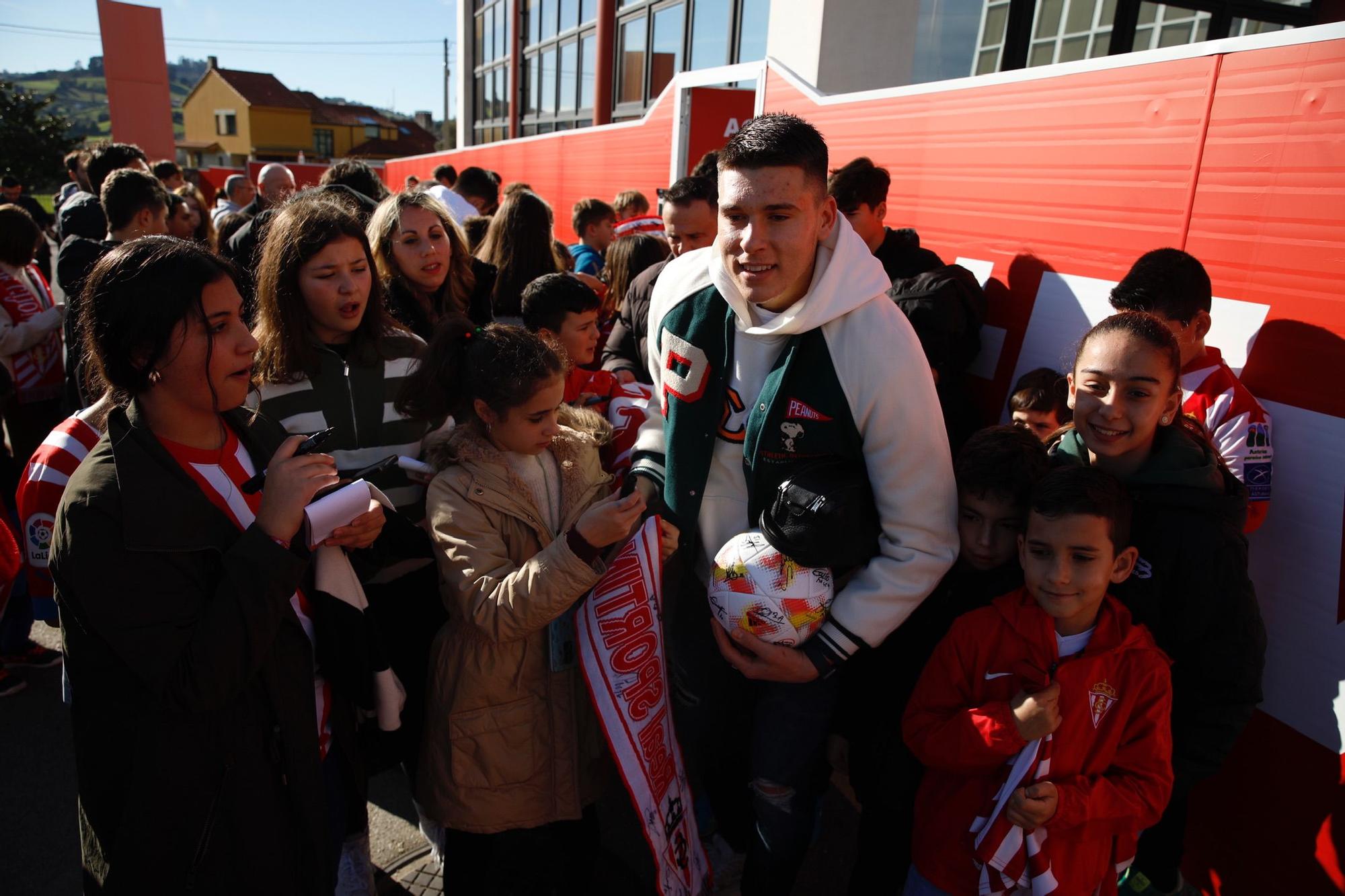 En imágenes: Así fue el encuentro entre aficionados y jugadores del Sporting