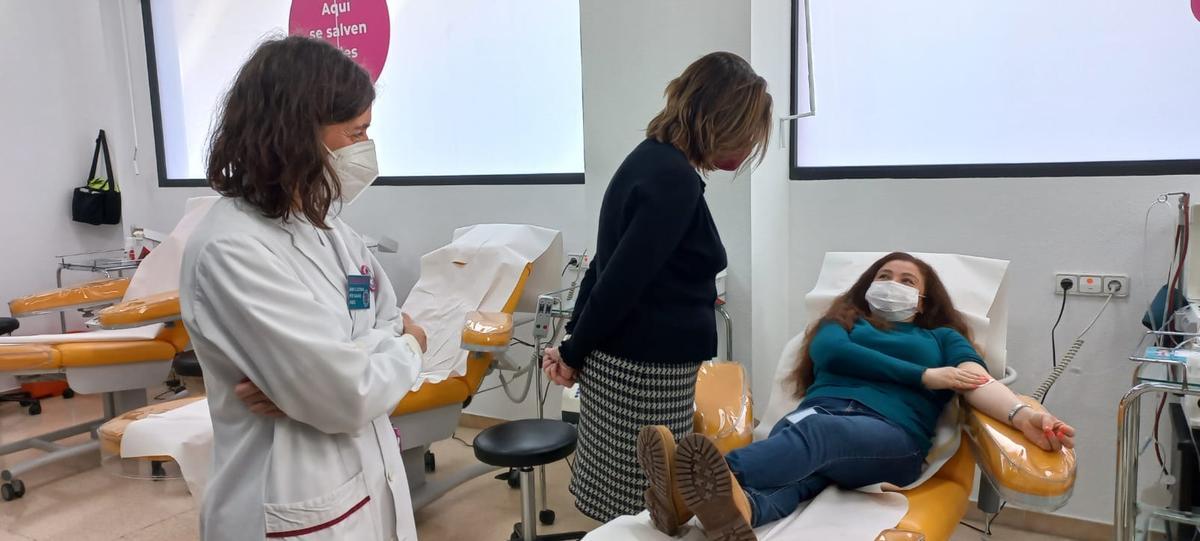 Una mujer donando sangre en Ibiza en una imagen de archivo.