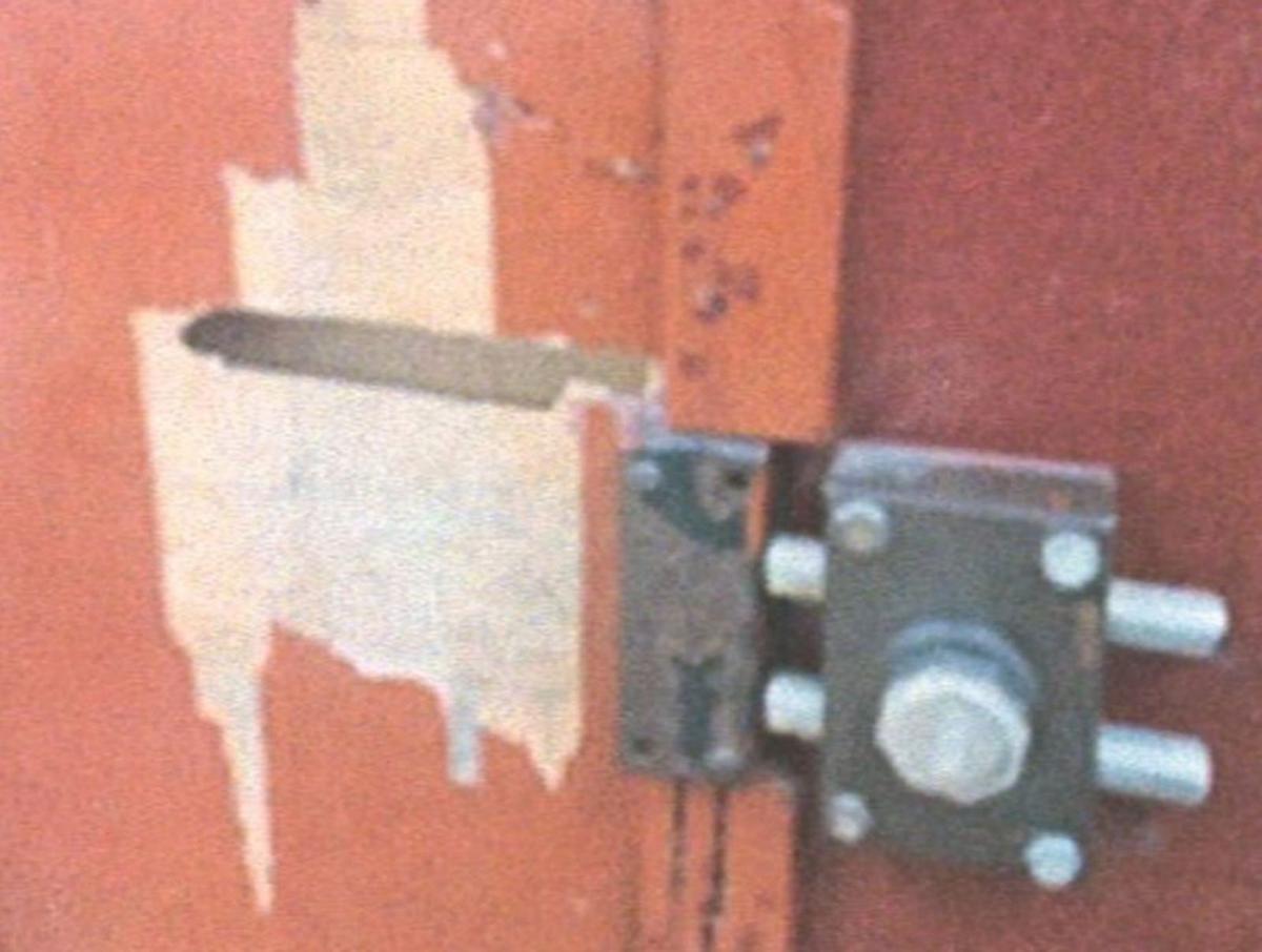 Una de las puertas del centro educativo. | L.O.