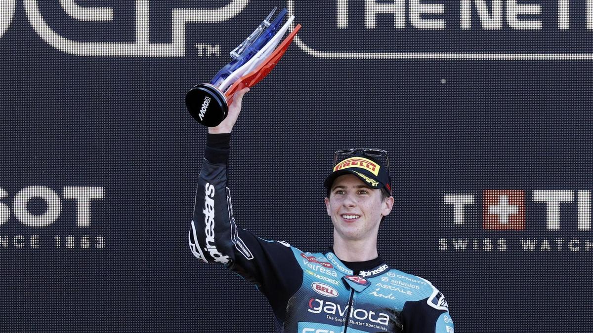 Máximo Quiles celebra su victoria en Moto3 en el circuito de Assen.