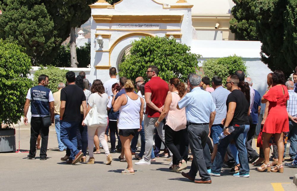 La pequeña fallecida entre Álora y Pizarra después de estar varias horas desaparecida era enterrada en el cementerio de Alhaurín el Grande, de donde es su madre