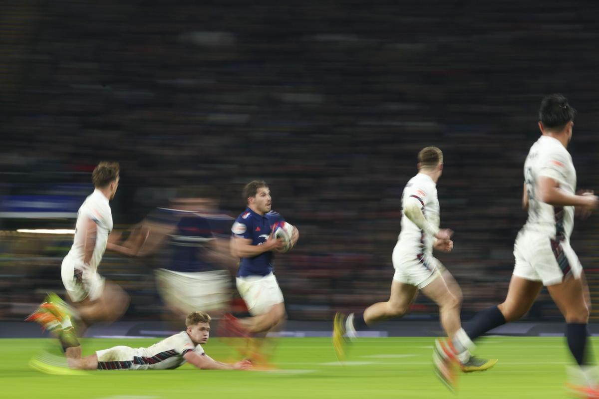 Antoine Dupont rompe la defensa inglesa en el partido del Seis Naciones entre Inglaterra y Francia