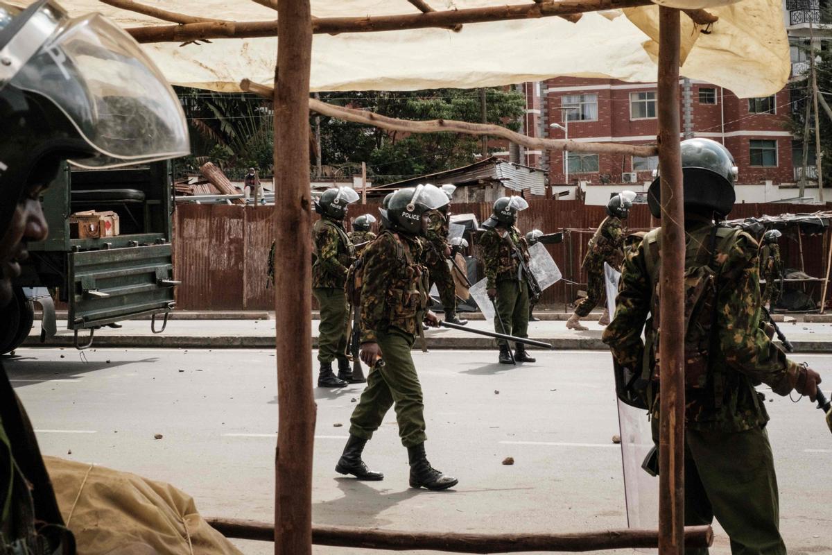 Protesta masiva convocada por el líder de la oposición Raila Odinga, afirma que le robaron las últimas elecciones presidenciales de Kenia y culpa al gobierno por el aumento del costo de vida en Nairobi.