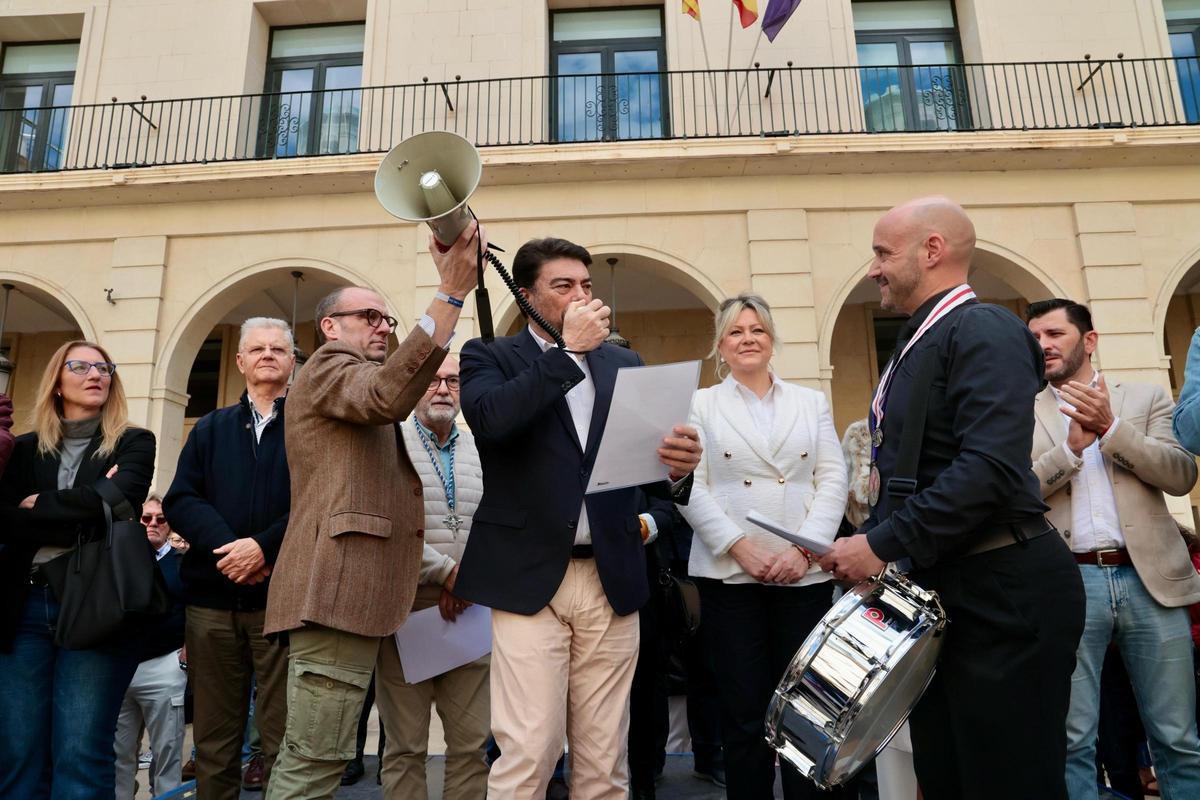 Luis Barcala recibe una partitura como obsequio por parte del director Sergio Godinez