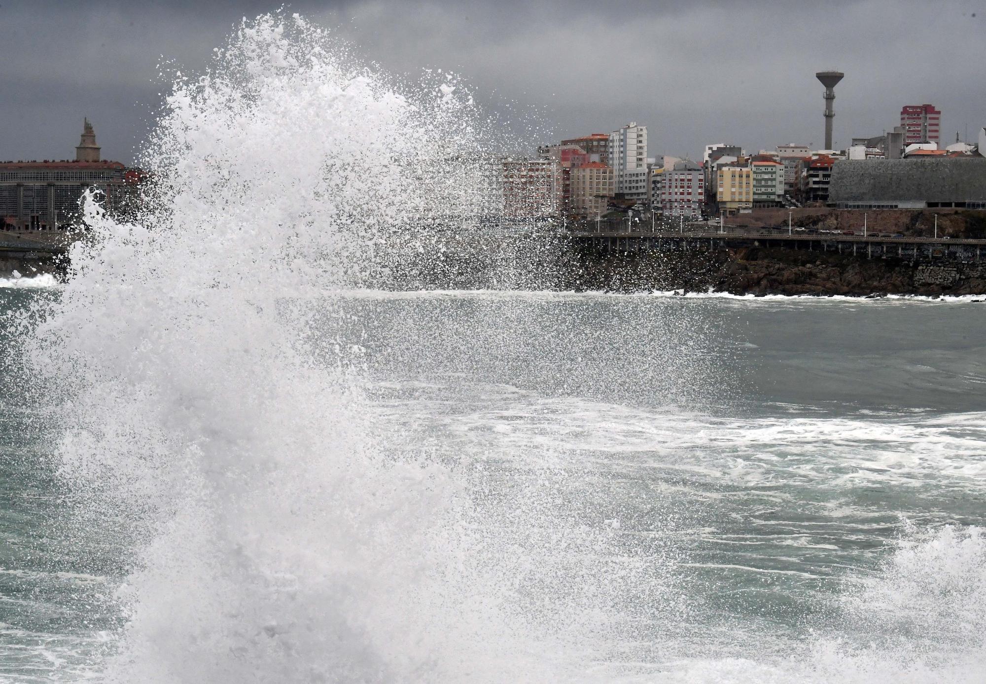 La borrasca 'Barra' deja lluvias copiosas, viento y olas a su paso por A Coruña