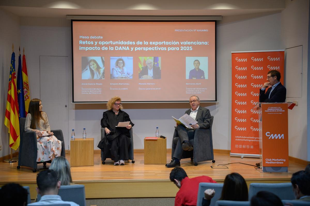 Mesa redonda en la que participaron la responsable del departamento de Promoción Exterior de FEDACOVA, Alicia García-Reyes, la directora de ANIEME – Mueble de España, Amparo Bertomeu, y el director general de ARVET, Manolo Herrero