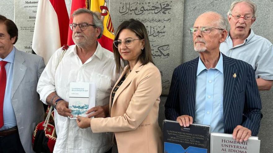 El autor, segundo por la izquierda, junto la directora de la biblioteca Yasmina Samir. | LNE