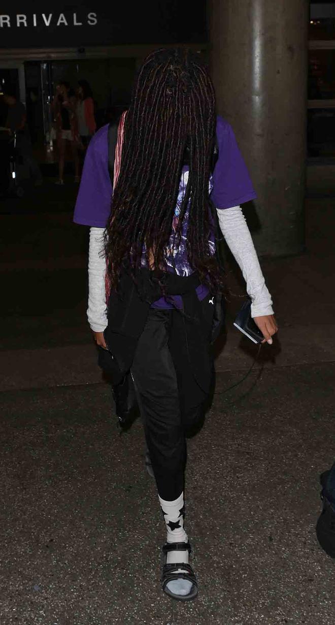 WILLOW SMITH SE CUBRE EL ROSTRO CON SUS LARGAS RASTAS