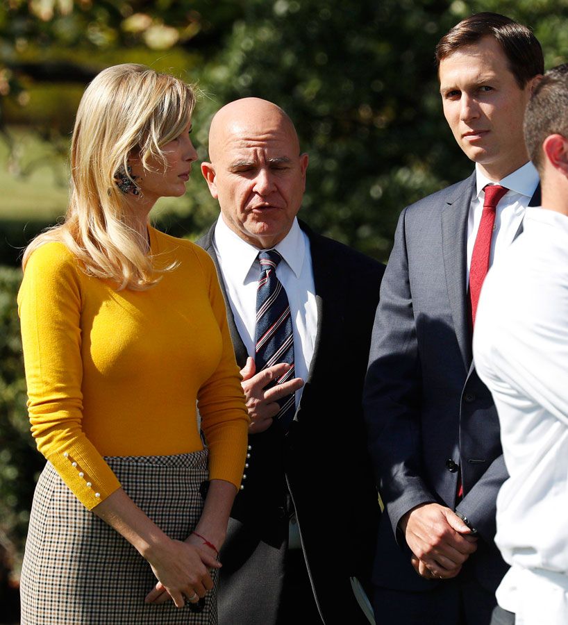 El look de Ivanka Trump con jersey mostaza de perlas y falda de cuadros de Zara