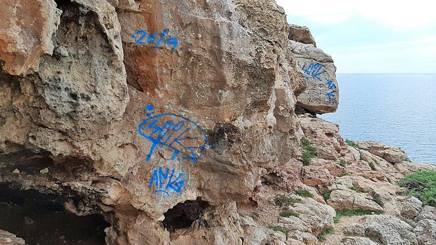 Vandalismo en forma de gafiti en es Cap de Barbaria