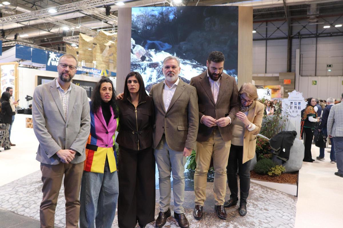 Fernando Pizarro, alcalde de Plasencia, con concejales y vecinos en Fitur.