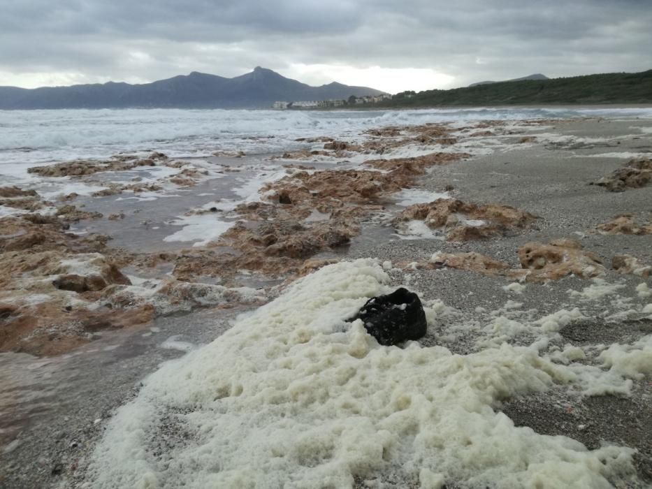 Eine dicke weiße Schaumschicht hat am Sonntag (3.12.) den Strand von Son Serra de Marina bedeckt.  Viele Anwohner und Besucher befürchteten zunächst eine Art Wasserverschmutzung. Von der MZ-Schwesterzeitung befragte Fachleute halten das Phänomen jedoch für eine natürliche Folge der Unwetter der vergangenen Tage.