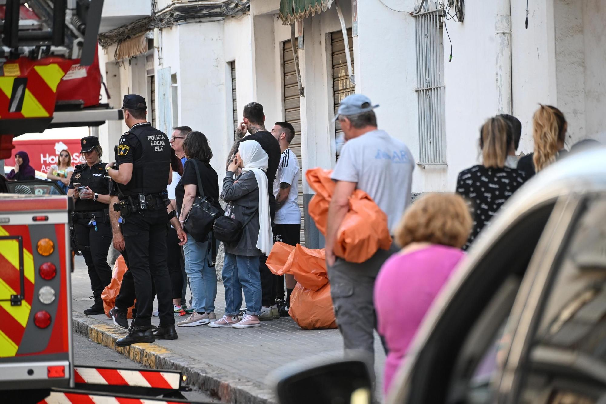 Así están sacando los bomberos las pertenencias de los vecinos desalojados de San Antón en Elche