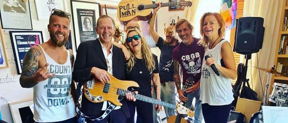 El bajista de The Clash, Paul Simonon, expone en Londres sus pinturas de Mallorca