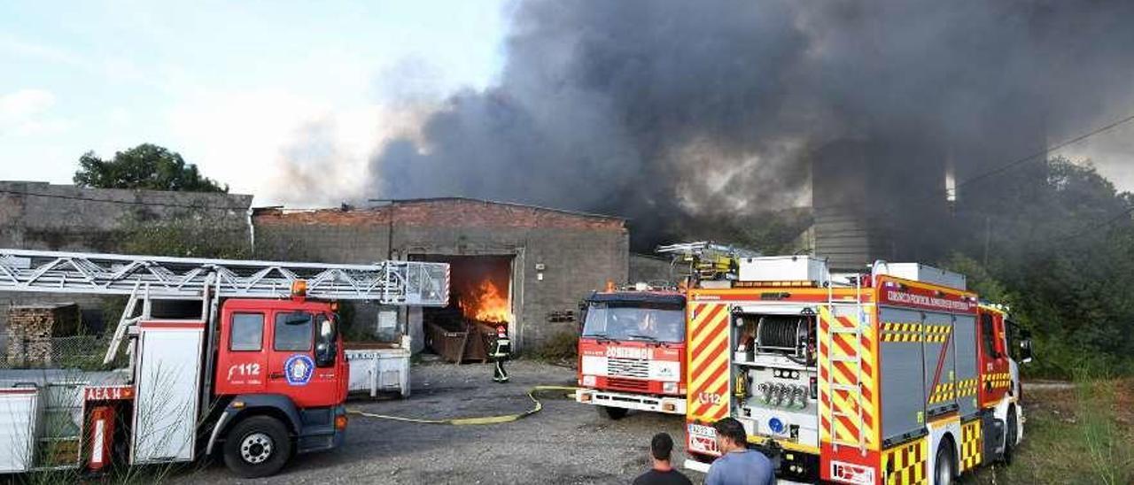 Los bomberos de Pontevedra y O Salnés acuden a sofocar el incendio. // Gustavo Santos