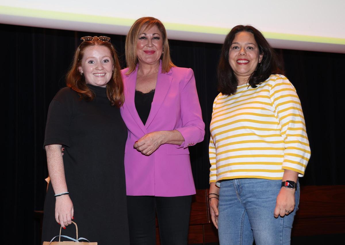 Yolanda Aguiar hizo  entrega del premio a la  participación al CEIP  Lope de Vega.