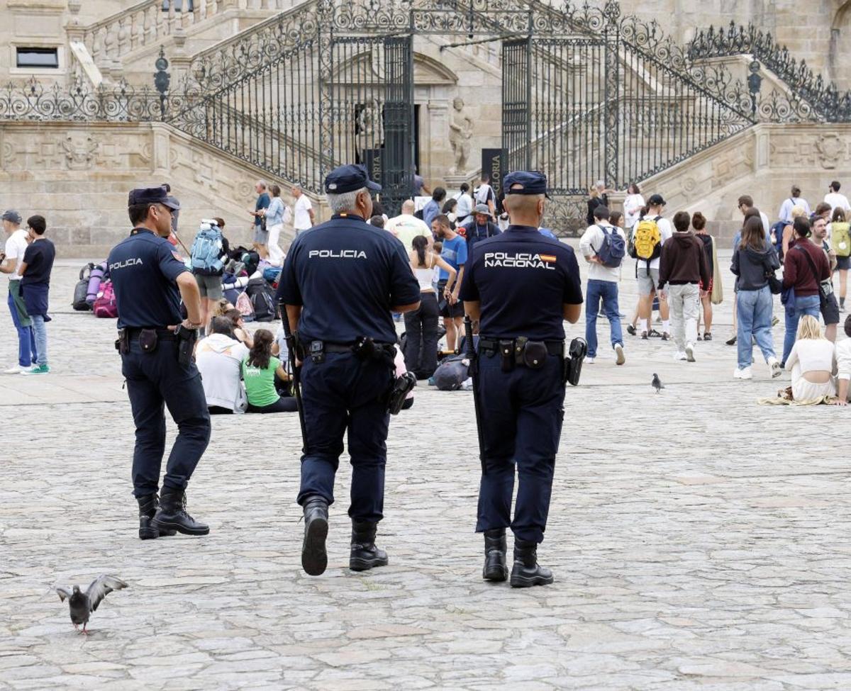 Tres agentes de la Policía Nacional en Santiago. |  Antonio Hernández
