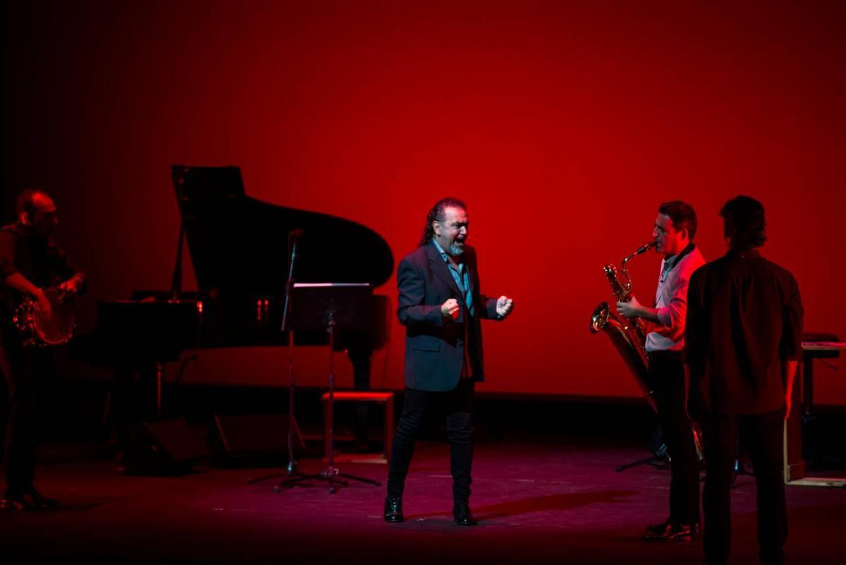 El cantaor David Lagos junto a parte del elenco de 'Cantes del silencio', estrenado en el Cartuja Center CITE el 11 de septiembre
