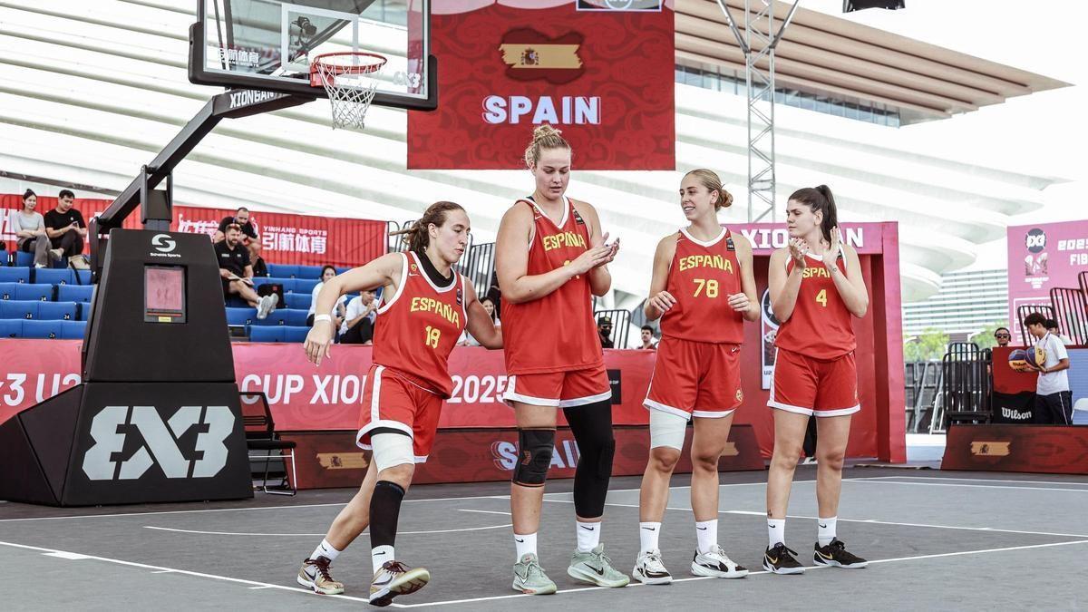 Alicia Flórez, junto a sus compañeras de la selección española de 3x3 en Xiongan (China).