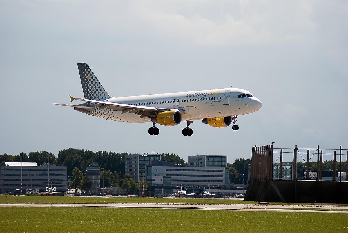 Un avión de Vueling en la pista de un aeropuerto en una imagen de archivo