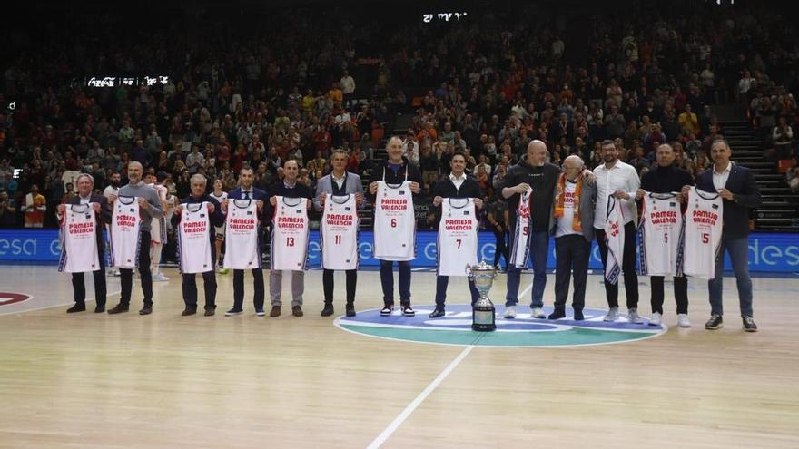 Emotivo homenaje en La Fonteta a los héroes de la Copa del 98