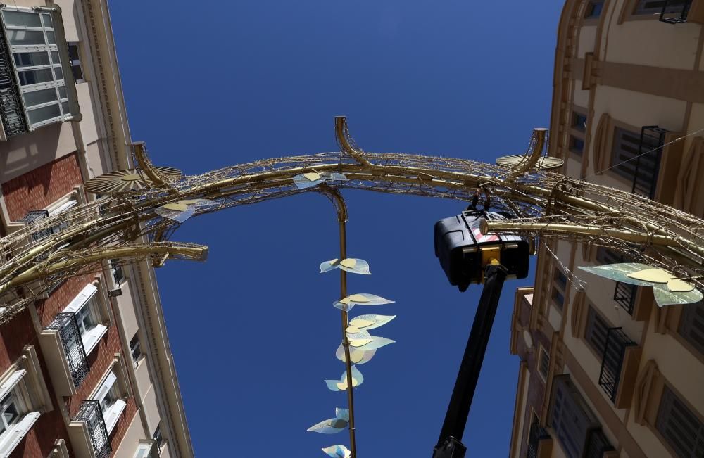 Una vez instalada la estructura los operarios se encargan ahora de colocar los elementos que componen la cúpula luminosa del alumbrado.