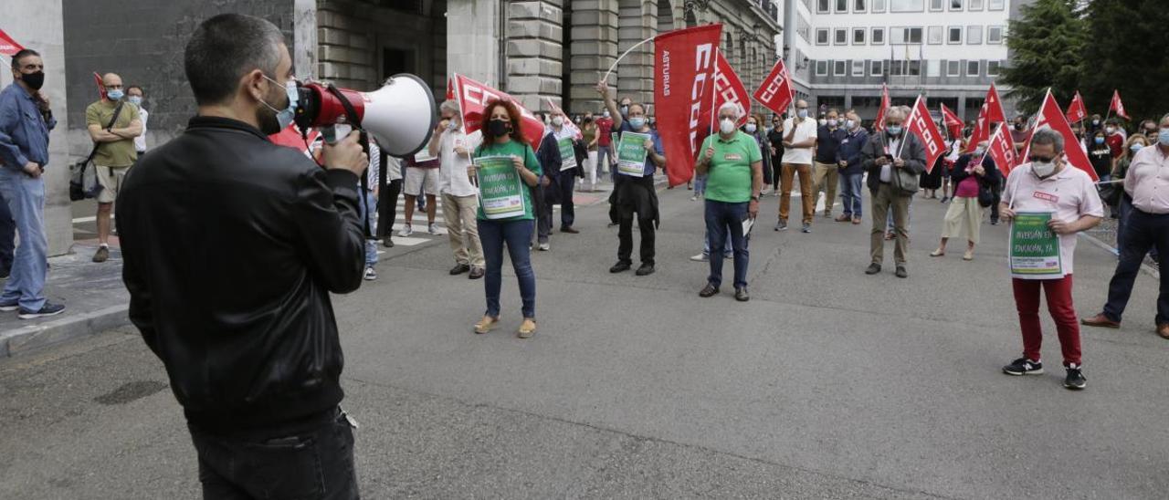 Profesores protestando frente a la Consejería de Educación.