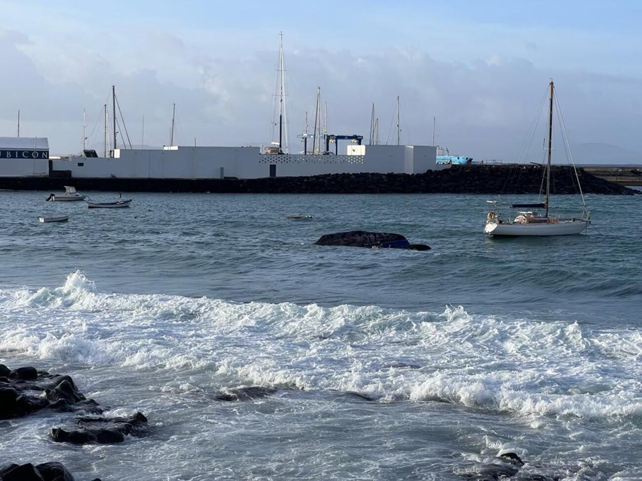 Un velero encalla en Playa Blanca (Lanzarote)