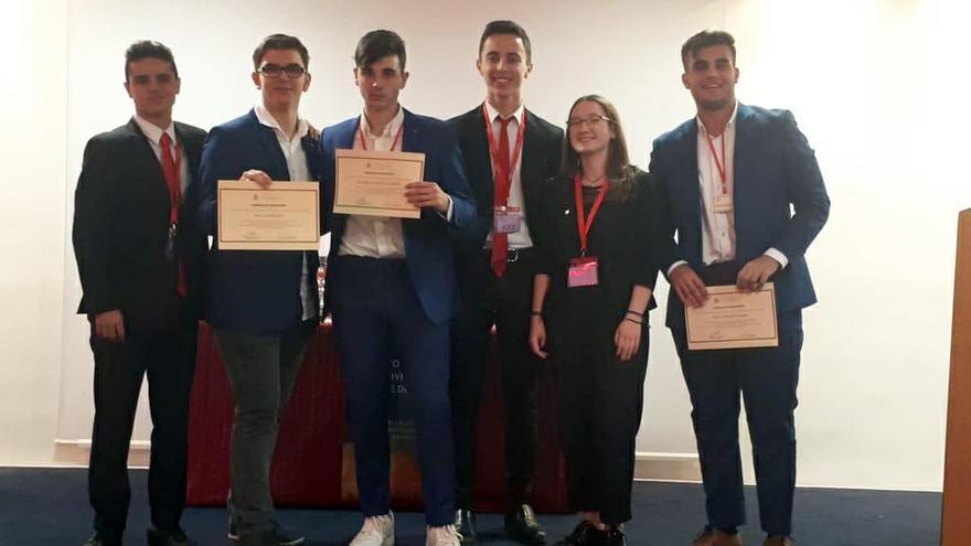 Equipo del CCE Virgen del Pasico que participó en el Torneo de Debate de Benidorm.