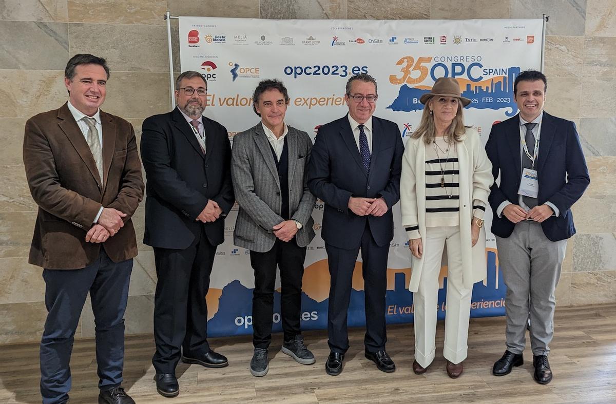 Francesc Colomer y Toni Pérez, flanqueados por los presidentes de OPC Comunidad Valenciana y España, el director general de Turismo y otro miembro de la organización, tras la inauguración del evento.