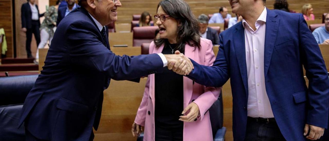 Puig, Oltra y Martínez Dalmau se saludan antes del pleno de ayer ante las cámaras.  efe/aliño