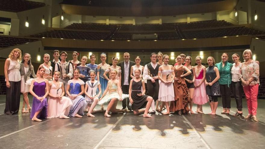 Los bailarines premiados posan con Carlos Grávalos (centro), Margarita Muñoz Zielinski (1ª dcha.) y los miembros del jurado del concurso Tiempo de Danza.