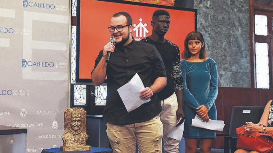 Cristo Manuel Romero, Khadim Diop y Almudena Rodríguez, tres de los jóvenes con los que trabaja la Fundación.