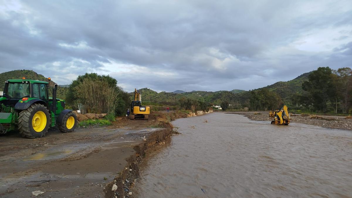 Álora arregla los carriles dañados en el arroyo de Jevar